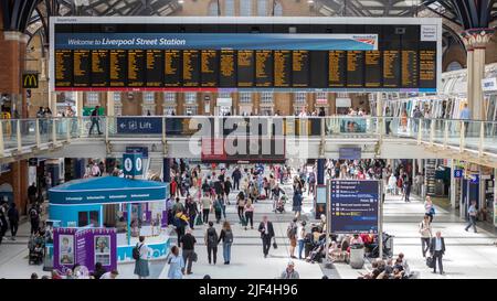 Eine allgemeine Ansicht des Bahnhofs London Liverpool Street. Bild aufgenommen am 28.. Juni 2022. © Belinda Jiao jiao.bilin@gmail.com 07598931257 https://ww Stockfoto