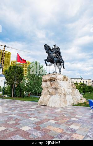 Tirana, Albanien - Juni 2022: Skanderbeg-Platz Skanderbeg-Statue-Denkmal im Zentrum der Innenstadt von Tirana, der Hauptstadt Albaniens. Stockfoto