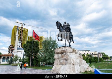 Tirana, Albanien - Juni 2022: Skanderbeg-Platz Skanderbeg-Statue-Denkmal im Zentrum der Innenstadt von Tirana, der Hauptstadt Albaniens. Stockfoto