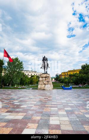 Tirana, Albanien - Juni 2022: Skanderbeg-Platz Skanderbeg-Statue-Denkmal im Zentrum der Innenstadt von Tirana, der Hauptstadt Albaniens. Stockfoto