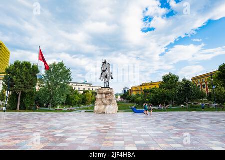 Tirana, Albanien - Juni 2022: Skanderbeg-Platz Skanderbeg-Statue-Denkmal im Zentrum der Innenstadt von Tirana, der Hauptstadt Albaniens. Stockfoto