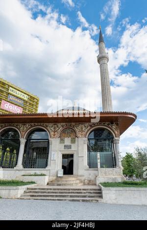 Tirana, Albanien - 2022. Juni: Ethem-Bey-Moschee am Skanderbeg-Platz in Tirana. Die Moschee ist eines der historischen Wahrzeichen der albanischen Hauptstadt Stockfoto