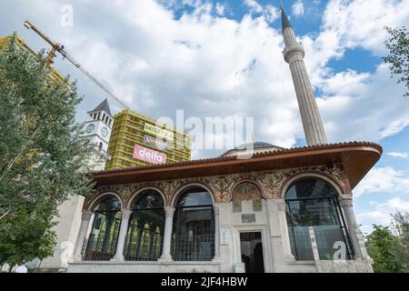 Tirana, Albanien - 2022. Juni: Ethem-Bey-Moschee am Skanderbeg-Platz in Tirana. Die Moschee ist eines der historischen Wahrzeichen der albanischen Hauptstadt Stockfoto