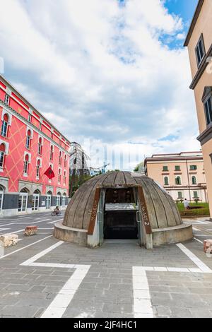 Tirana, Albanien - Juni 2022: Bunk'Art 2 Museum in Tirana, Albanien. Bunkart ist ein einzigartiges Museum der albanischen Geschichte Stockfoto