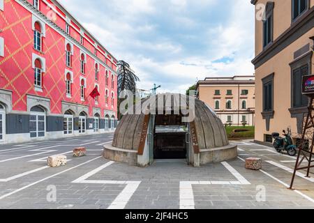 Tirana, Albanien - Juni 2022: Bunk'Art 2 Museum in Tirana, Albanien. Bunkart ist ein einzigartiges Museum der albanischen Geschichte Stockfoto