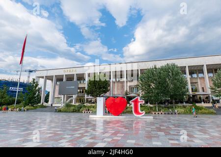 Tirana, Albanien - Juni 2022: Opernhaus am Skanderbeg-Platz, im Zentrum von Tirana, der Hauptstadt Albaniens. Das Opernhaus ist ein Wahrzeichen von Tirana Stockfoto
