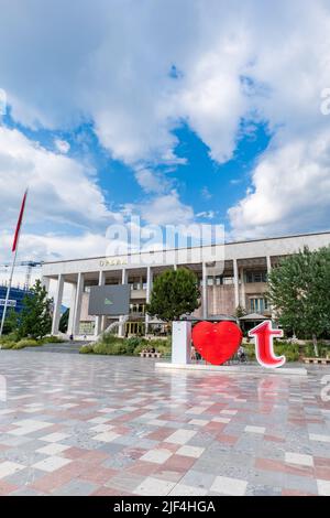 Tirana, Albanien - Juni 2022: Opernhaus am Skanderbeg-Platz, im Zentrum von Tirana, der Hauptstadt Albaniens. Das Opernhaus ist ein Wahrzeichen von Tirana Stockfoto