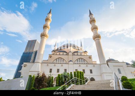 Tirana, Albanien - 2022. Juni: Namazgah Moschee, auch bekannt als große Moschee von Tirana. Die Moschee wird derzeit in Tirana, Albanien, gebaut Stockfoto