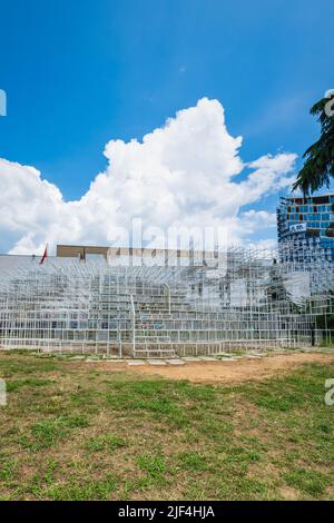 Tirana, Albanien - Juni 2022: Die Kunstinstallation Cloud im Zentrum von Tirana, Albanien. Die Wolke ist eines der neuen kulturellen Wahrzeichen Tiranas Stockfoto