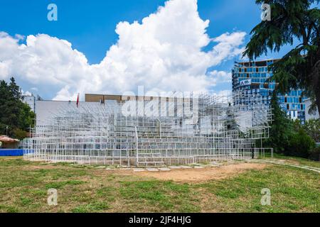 Tirana, Albanien - Juni 2022: Die Kunstinstallation Cloud im Zentrum von Tirana, Albanien. Die Wolke ist eines der neuen kulturellen Wahrzeichen Tiranas Stockfoto