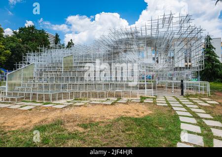 Tirana, Albanien - Juni 2022: Die Kunstinstallation Cloud im Zentrum von Tirana, Albanien. Die Wolke ist eines der neuen kulturellen Wahrzeichen Tiranas Stockfoto