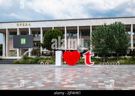 Tirana, Albanien - Juni 2022: Opernhaus am Skanderbeg-Platz, im Zentrum von Tirana, der Hauptstadt Albaniens. Das Opernhaus ist ein Wahrzeichen von Tirana Stockfoto