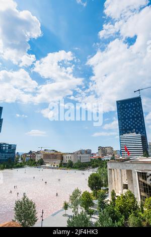 Tirana, Albanien - Juni 2022: Skanderbeg-Platz, Stadtbild der Innenstadt von Tirana, der Hauptstadt Albaniens. Stockfoto