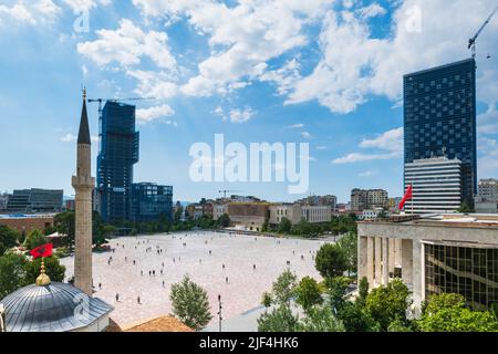Tirana, Albanien - Juni 2022: Skanderbeg-Platz, Stadtbild der Innenstadt von Tirana, der Hauptstadt Albaniens. Stockfoto