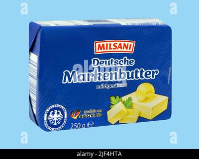 Hamburg, Deutschland - Juni 24 2022: Deutsche Milsani-Butter auf blauem Hintergrund isoliert Stockfoto