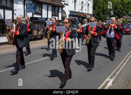 Eine traditionelle Blaskapelle marschiert durch Billingshurst in West Sussex, Großbritannien. Sie nahmen an der traditionellen jährlichen Billingshurst Show Teil. Stockfoto