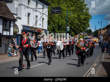 Eine traditionelle Blaskapelle marschiert durch Billingshurst in West Sussex, Großbritannien. Sie nahmen an der traditionellen jährlichen Billingshurst Show Teil. Stockfoto