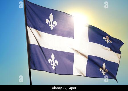 Die Flagge der kanadischen Provinz Quebec winkt dem Wind Stockfoto