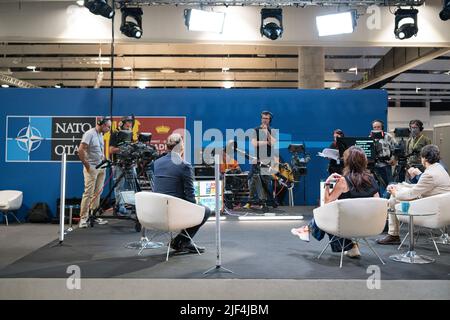 Madrid, Spanien. 29.. Juni 2022. Die Medien bereiten sich auf der IFEMA vor dem Gipfel der Organisation des Nordatlantikvertrags (NATO) im Jahr 2022 vor. Kredit: SOPA Images Limited/Alamy Live Nachrichten Stockfoto