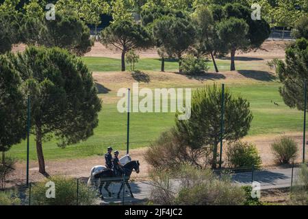 Madrid, Spanien. 29.. Juni 2022. Die spanische Polizei auf dem Pferderücken bewacht die Umgebung der IFEMA, wo das NATO-Treffen stattfindet. Kredit: SOPA Images Limited/Alamy Live Nachrichten Stockfoto