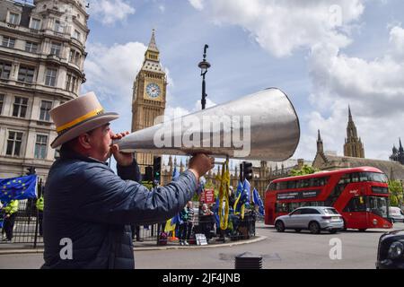 London, Großbritannien. 29.. Juni 2022. Steve Bray macht sich Gehör. Demonstranten versammelten sich am Tag, nachdem er sein Soundsystem von der Polizei beschlagnahmt hatte, als der Gesetzentwurf für Polizei, Kriminalität, Verurteilung und Gerichte in Großbritannien in Kraft trat, in Solidarität mit dem Anti-Brexit-Aktivisten Steve Bray, der „laute“ Proteste einschränkte und aus Protest gegen die Beschränkungen protestierte. Die Demonstranten spielten laute Musik auf einem neuen Soundsystem. Kredit: Vuk Valcic/Alamy Live Nachrichten Stockfoto