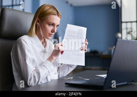 Frau zeigt Dokument in Online-Meetings. Stockfoto
