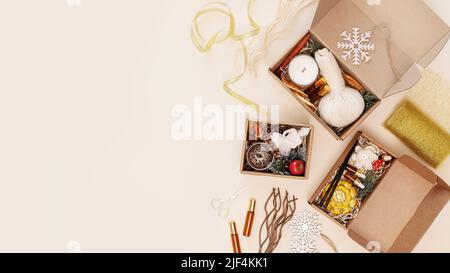 Weihnachtsbanner mit Geschenkschachteln mit Kerzen, Duftstäbchen, natürlichen Ölen, Dekorationen. Weihnachtsgeschenke für Meditation, Entspannung und Selbstversorgung. Stockfoto