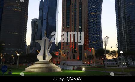 Die Skyline von Doha, in Katar, mit den Gebäuden auf der Rückseite und dem Dallah-Denkmal für Kaffeebecher an der Vorderseite Stockfoto