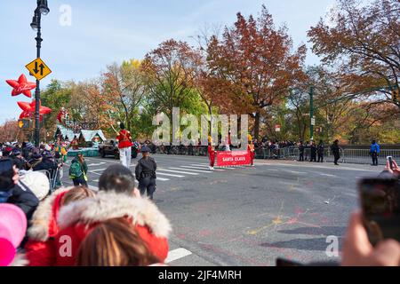 Manhattan, USA - 24. 2021. November: Santa Claus Parade schwebt bei der Thanksgiving Parade in NYC Stockfoto