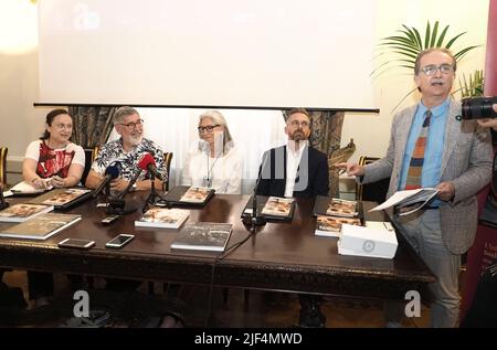 Bologna, Italien, 29/06/2022, der amerikanische Regisseur John Landis und seine Frau, Die Kostümbildnerin Deborah Nadoolman und der Bürgermeister von Bologna Matteo Lepore während der Pressekonferenz zur Präsentation des Films "die Blues Brothers" auf der Piazza Maggiore für die Rezension "Il Cinema Ritrovato" Gianluca Farinelli (R) Direktor der Cineteca di Bologna - 29. Juni 2022, Bologna, Italien Stockfoto