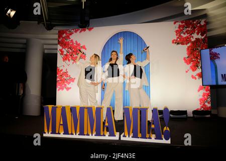 Vorstellung der drei Darstellerinnen des Gesangstrios 'Donna und die Dynamos': Jennifer van Brenk,Anna Thorén und Franziska Lessing für das Musical ' Stockfoto