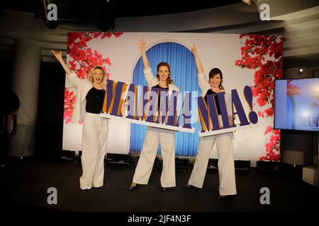 Vorstellung der drei Darstellerinnen des Gesangstrios 'Donna und die Dynamos': Jennifer van Brenk,Anna Thorén und Franziska Lessing für das Musical ' Stockfoto