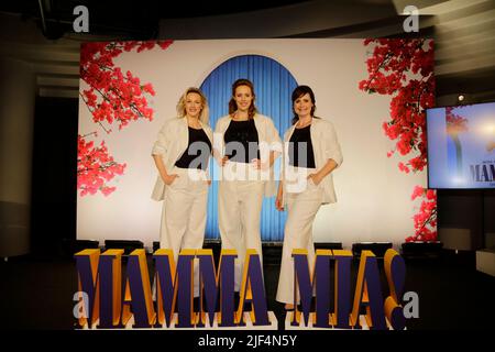 Vorstellung der drei Darstellerinnen des Gesangstrios 'Donna und die Dynamos': Jennifer van Brenk,Anna Thorén und Franziska Lessing für das Musical ' Stockfoto