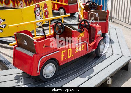 Motorfeuerwerk-Karussell im Deno's Wonder Wheel Amusement Park in Coney Island, New York City, Vereinigte Staaten von Amerika Stockfoto