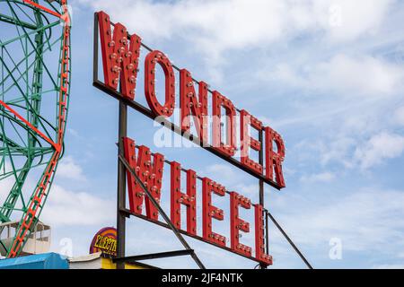 Wonder Wheel erleuchten Buchstaben im Deno's Wonder Wheel Amusement Park in Coney Island, Brooklyn Borough in New York City, USA Stockfoto