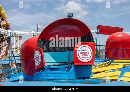 Ein kuppelförmigem Tippkart der Tilt-A-Whirl-Fahrt im Deno's Wonder Wheel Amusement Park in Coney Island, New York City, Vereinigte Staaten von Amerika Stockfoto