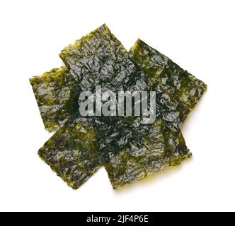 Draufsicht auf geröstete getrocknete Algenblätter gim isoliert auf weiß Stockfoto