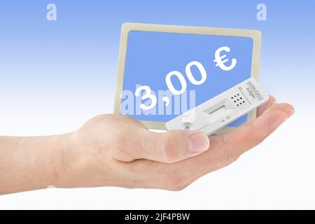 Hand und Zeichen mit Corona Rapid Antigen Test und 3,00 € Stockfoto