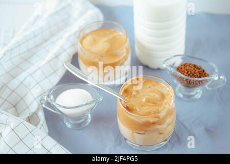 Zwei Gläser Dalgona eiskalten Kaffee auf dem Tisch. Stockfoto