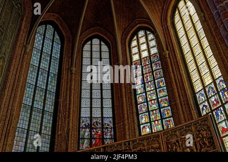 Innenansicht der Marktkirche mit dem geflügelten Altar (1480) und bunten Buntglasfenstern (ca. 1370) in Hannover Stockfoto