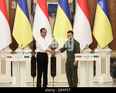 KIEW, UKRAINE - 29. JUNI 2022 - die Präsidenten der Ukraine, Wolodymyr Zelenskyy (R) und Indonesien, Joko Widodo, werden während eines gemeinsamen Briefings in Kiew, der Hauptstadt der Ukraine, gesehen. Dieses Foto kann nicht in der russischen Föderation verteilt werden. Stockfoto