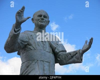 Nahaufnahme der Statue von Papst Jean-Paul II. Mit offenen Armen als Willkommenszeichen; vor der Basilika Notre Dame de Fourviere, Lyon. Stockfoto