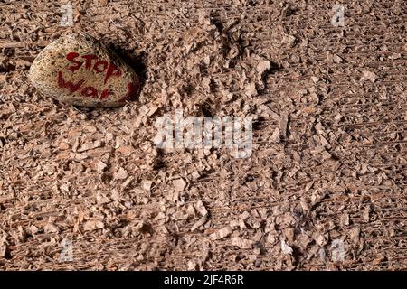 Stein mit der Aufschrift Stop war Concept. Konflikt zwischen Ländern. Stockfoto