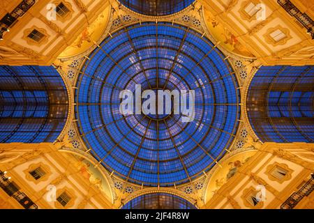 MAILAND, ITALIEN - 20. April 2022: Glasdach der Einkaufsgalerie Vittorio Emmanuele II Stockfoto