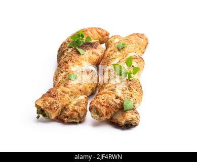 Blätterteiggeflecht, gefüllt mit Hackfleisch, isoliert auf Weiß Stockfoto