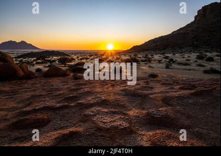 Eindruck der Rocky Namibian Desert bei Spitzkoppe während der goldenen Stunde gegen Sonnenuntergang. Stockfoto