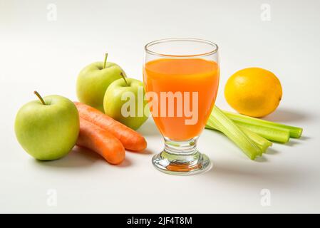 Apfelkarotte und Sellerie-Saft auf weißem Hintergrund mit Zutaten. Ausgewählter Fokus. Stockfoto