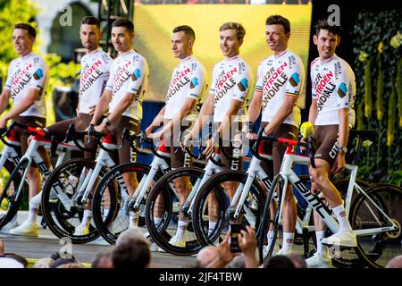 Der Belgier Oliver Naesen vom AG2R. Und der Franzose Benoit Cosnefroy vom AG2R. Juni bei der Teampräsentation vor der Tour de France-Radrennen 109. in Kopenhagen, Dänemark, am Mittwoch, den 29. Juni 2022. Die diesjährige Tour de France findet vom 01. Bis 24. Juli 2022 statt und startet mit drei Etappen in Dänemark. BELGA FOTO JASPER JACOBS Stockfoto