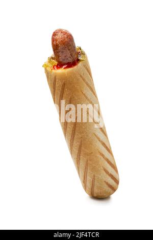 Französischer Hotdog mit Sauce und Gurken auf weißem Hintergrund Stockfoto