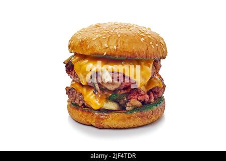 Burger im Oklahoma-Stil mit zwei Patties auf weißem Hintergrund Stockfoto